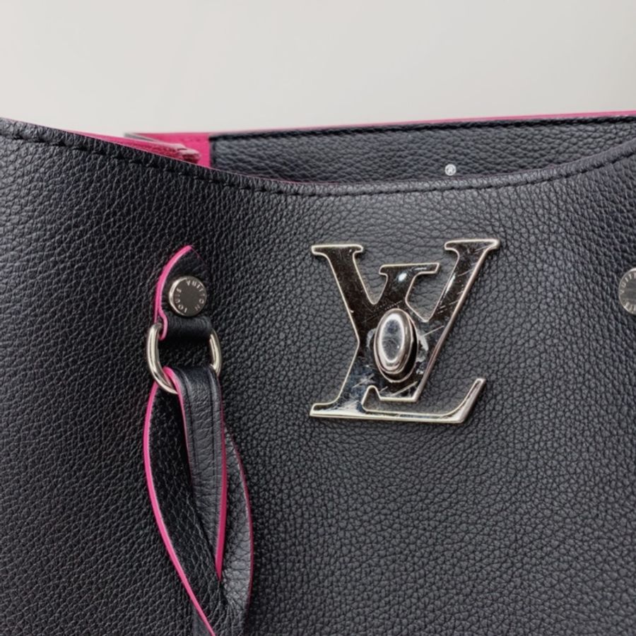 LV Lockme黑色全皮革水桶包-8