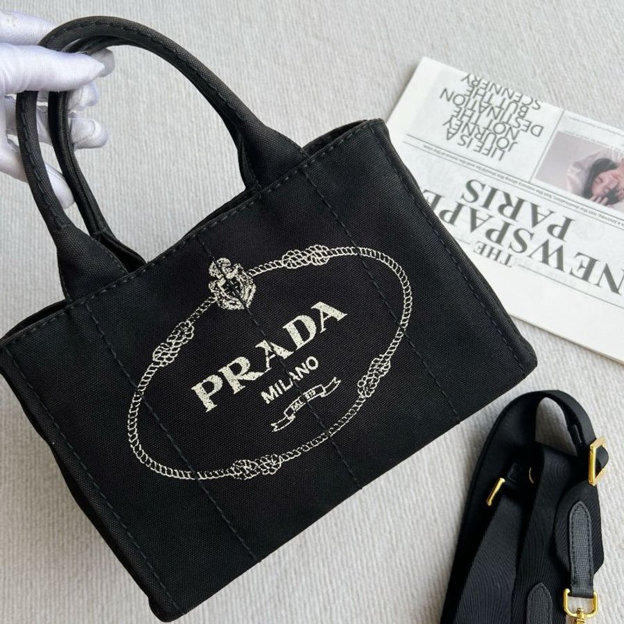 Prada牛仔沙灘包小號98新 黑牛仔做舊復古沙灘包 牛仔面料沒有磨損 底釘輕微存放痕跡 內裏乾淨尺寸29x19x15cm-0