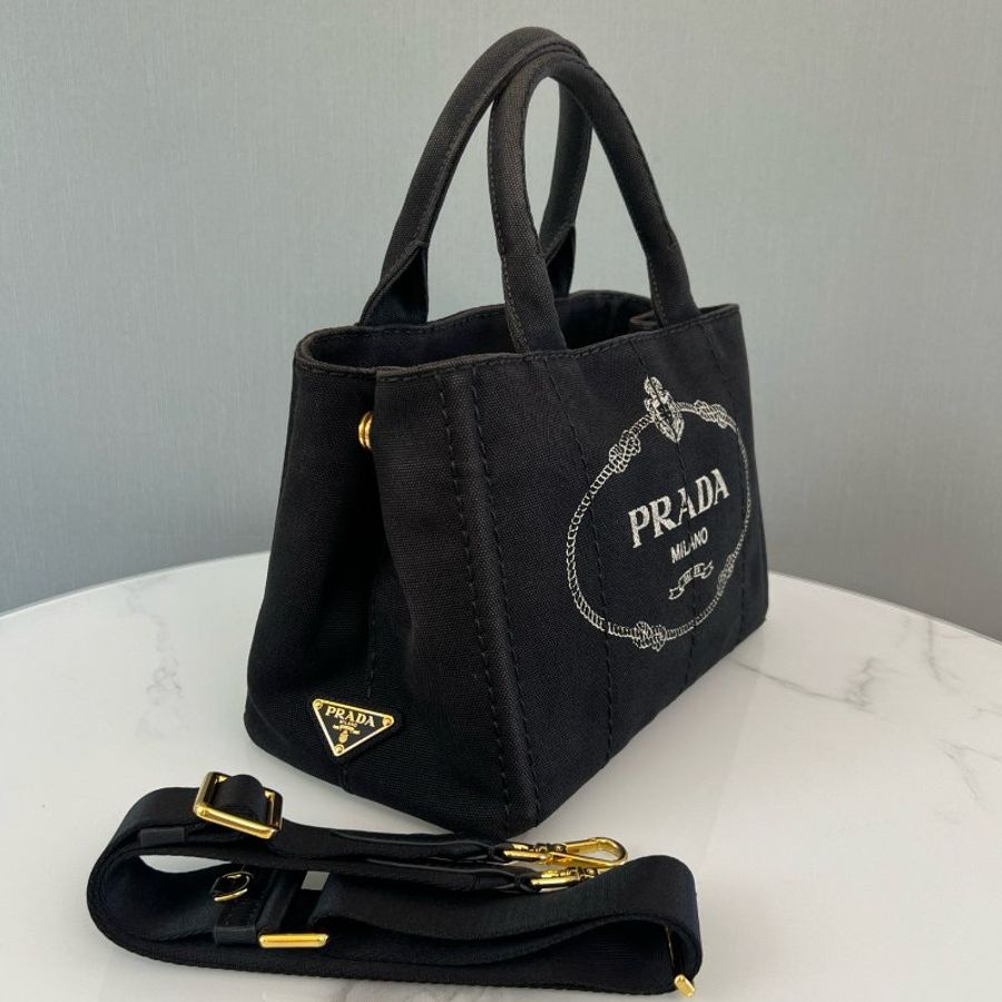 Prada牛仔沙灘包小號98新 黑牛仔做舊復古沙灘包 牛仔面料沒有磨損 底釘輕微存放痕跡 內裏乾淨尺寸29x19x15cm-8