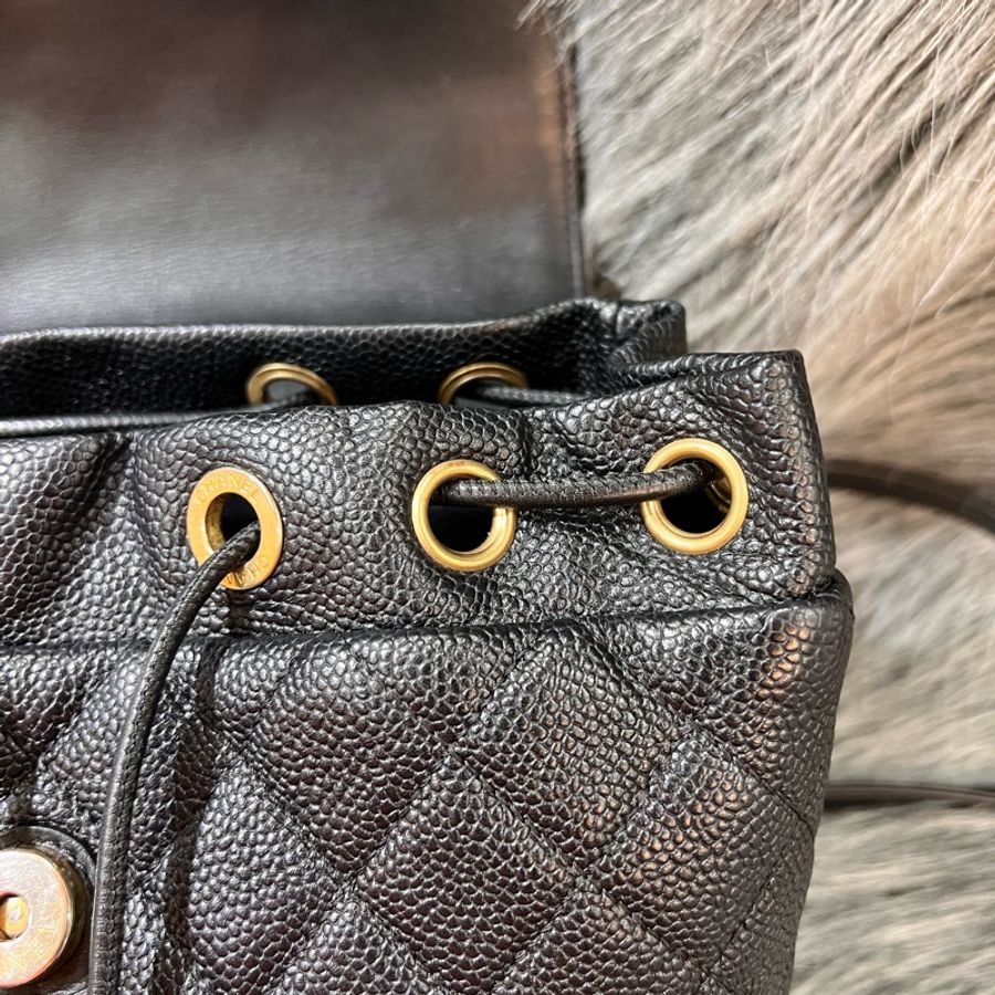 Chanel A57090 黑色 荔枝皮 金釦 coco 機場系列 後背包-6