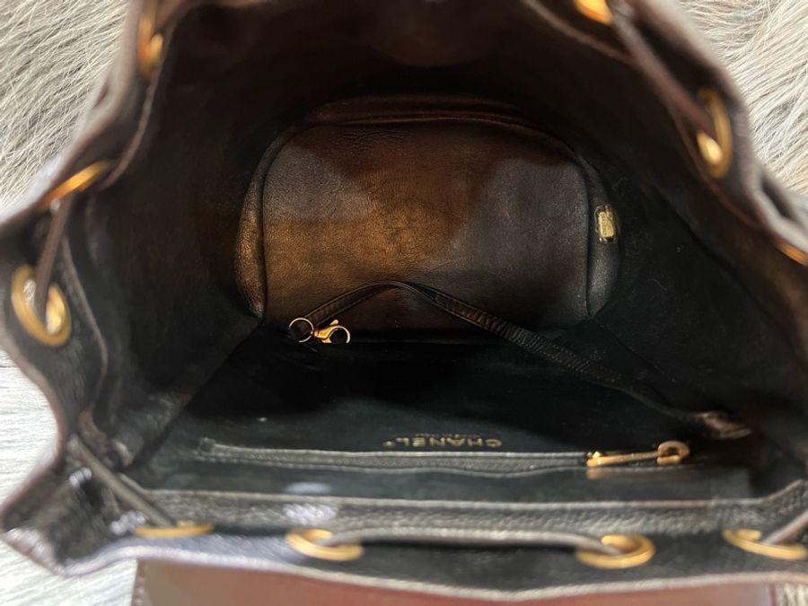 Chanel A57090 黑色 荔枝皮 金釦 coco 機場系列 後背包-9