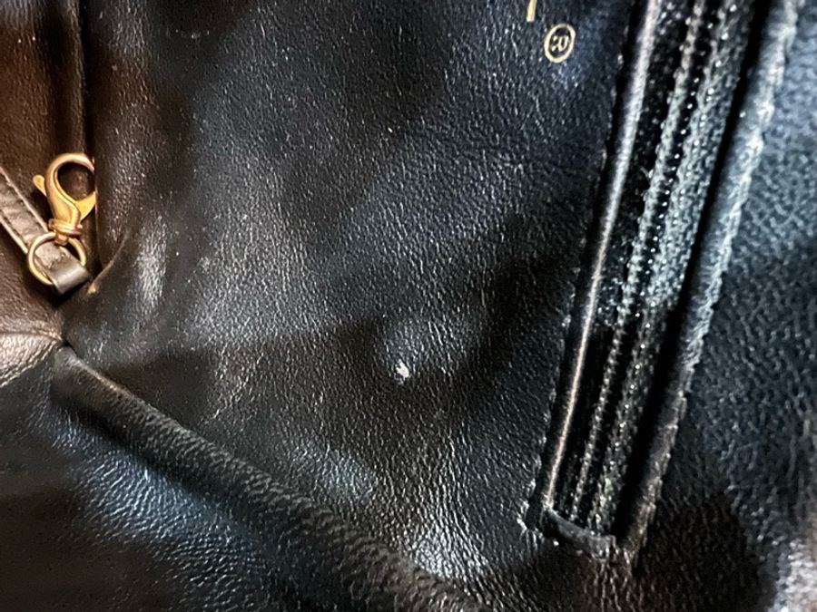 Chanel A57090 黑色 荔枝皮 金釦 coco 機場系列 後背包-10