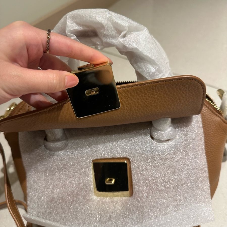 原價$16000多 全新Tory Burch Clara mini 焦糖色全真皮斜背包 手提包 兩用-5