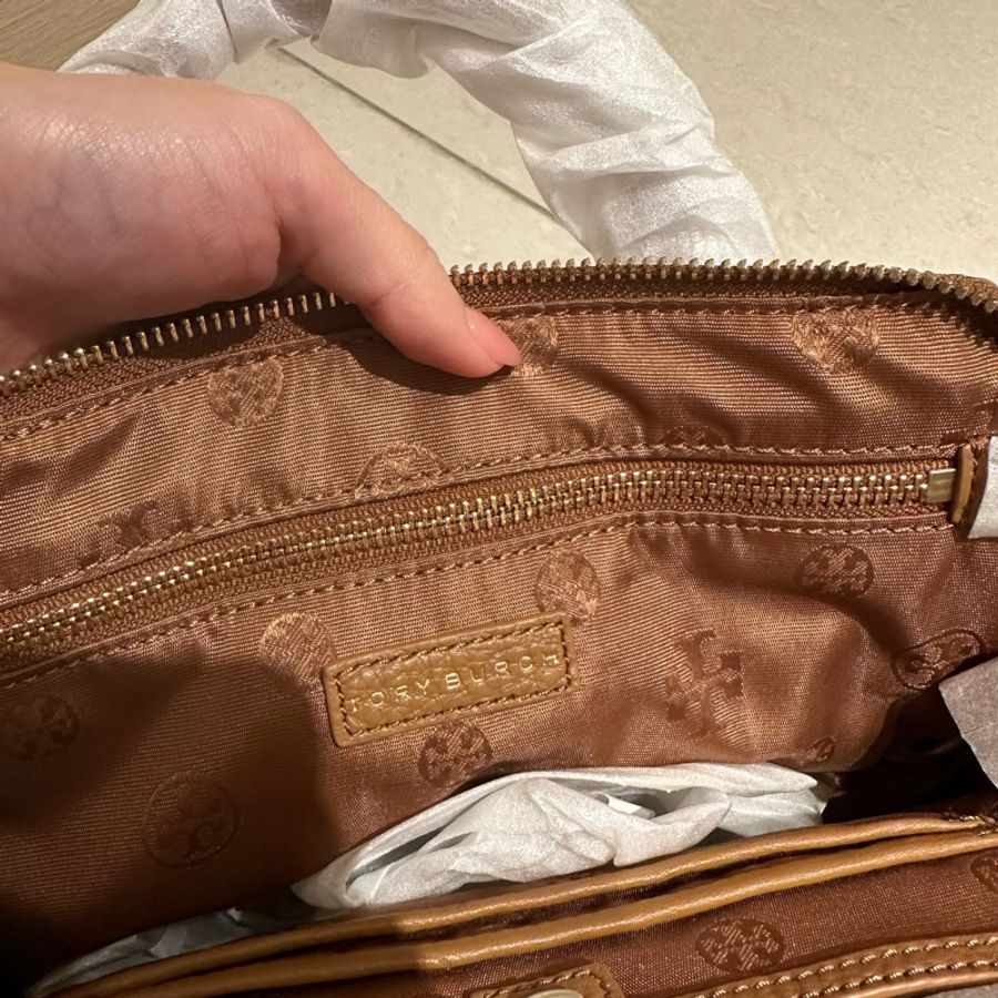 原價$16000多 全新Tory Burch Clara mini 焦糖色全真皮斜背包 手提包 兩用-12