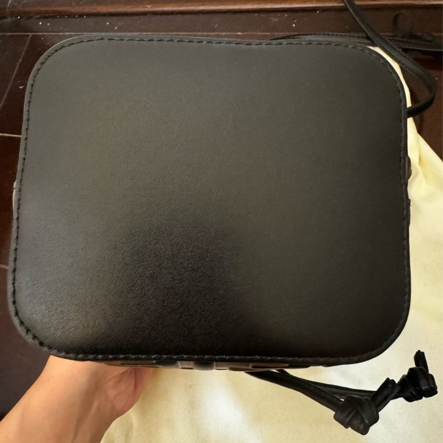 【9.9成新】FENDI  MON  TRESOR 迷你水桶包-18