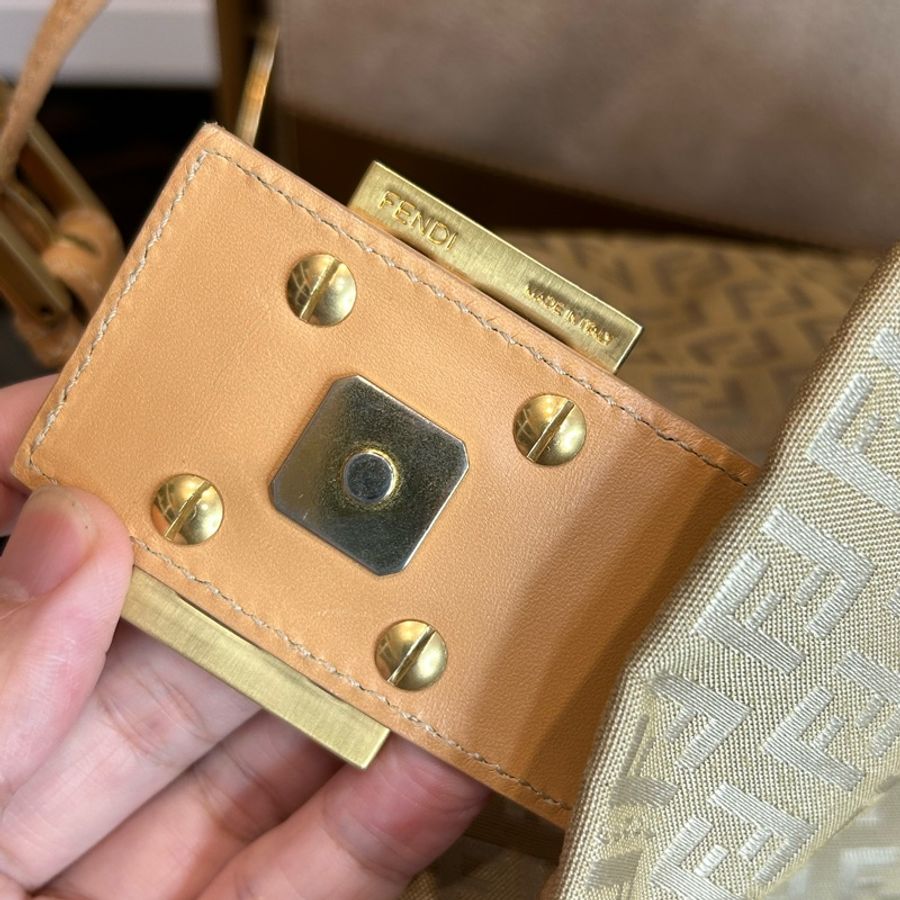 FENDI vintage 奶茶色老花金釦大法棍/肩背包🧡稀有氣質色-22