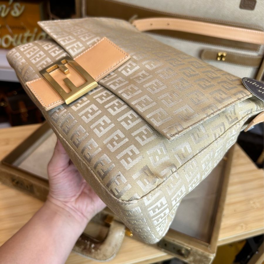 FENDI vintage 奶茶色老花金釦大法棍/肩背包🧡稀有氣質色-8