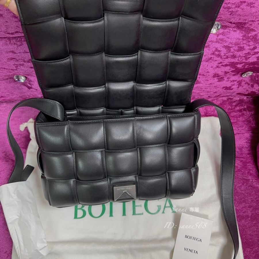BV 黑羊皮澎方型編織銀釦下蓋PADDED CASSETTE中號斜背包-1