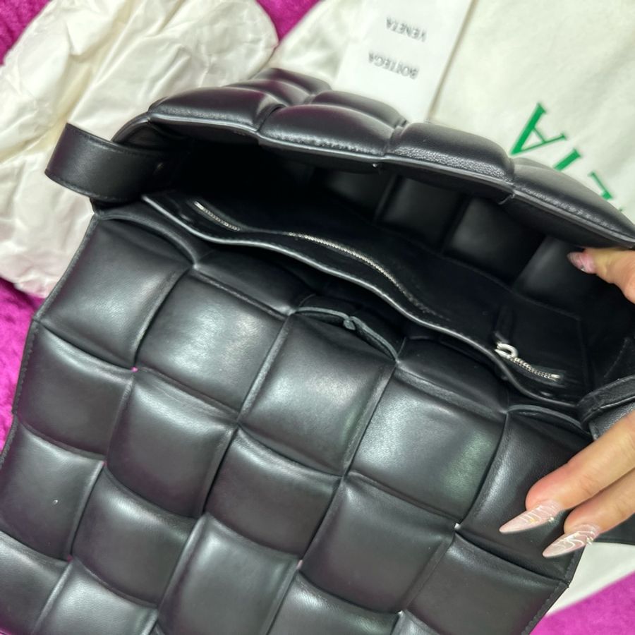 BV 黑羊皮澎方型編織銀釦下蓋PADDED CASSETTE中號斜背包-7