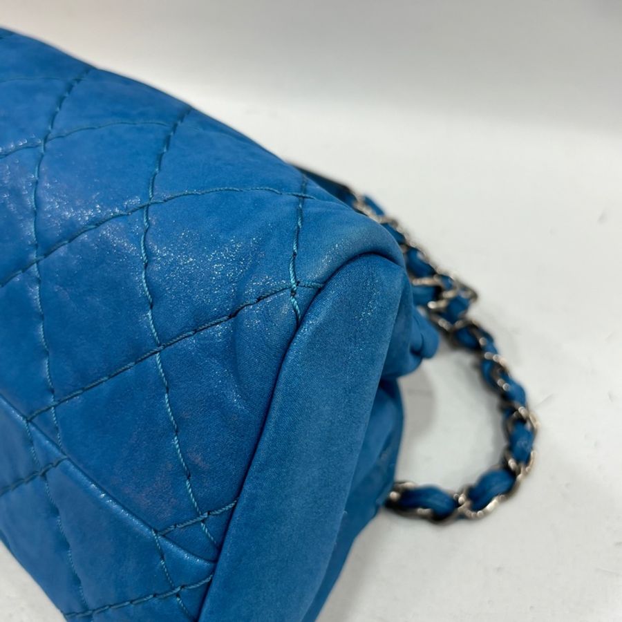 Chanel藍幻彩牛皮銀釦肩背保齡球包-7