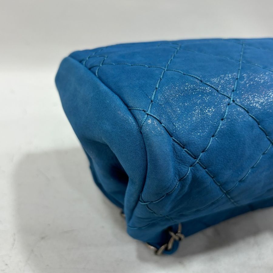 Chanel藍幻彩牛皮銀釦肩背保齡球包-9