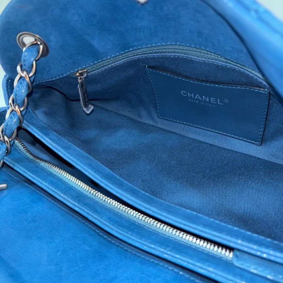 Chanel藍幻彩牛皮銀釦肩背保齡球包-16