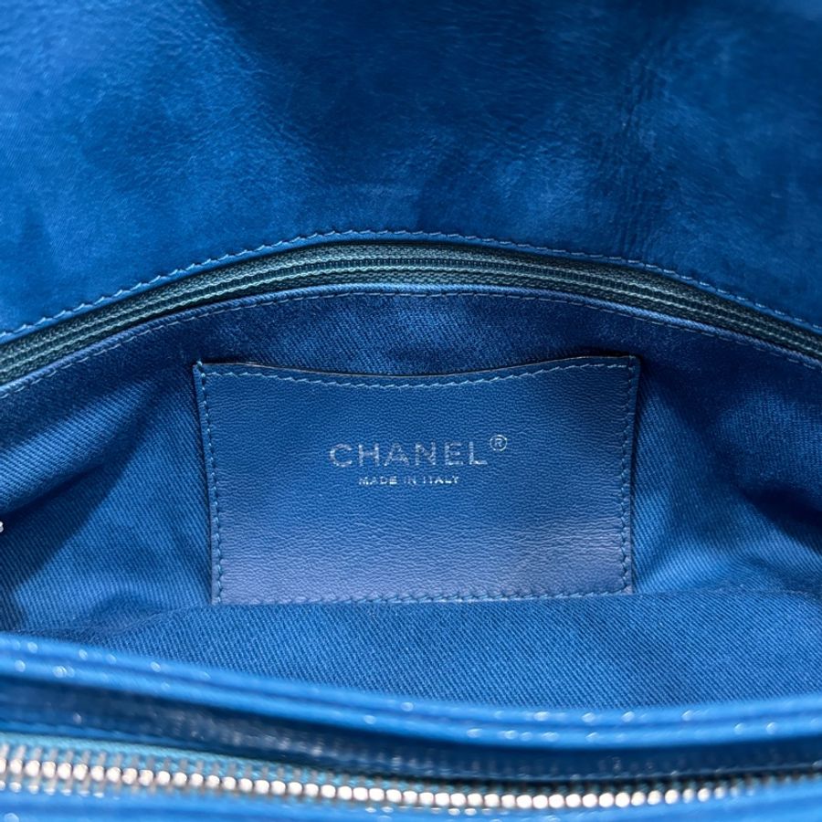 Chanel藍幻彩牛皮銀釦肩背保齡球包-22