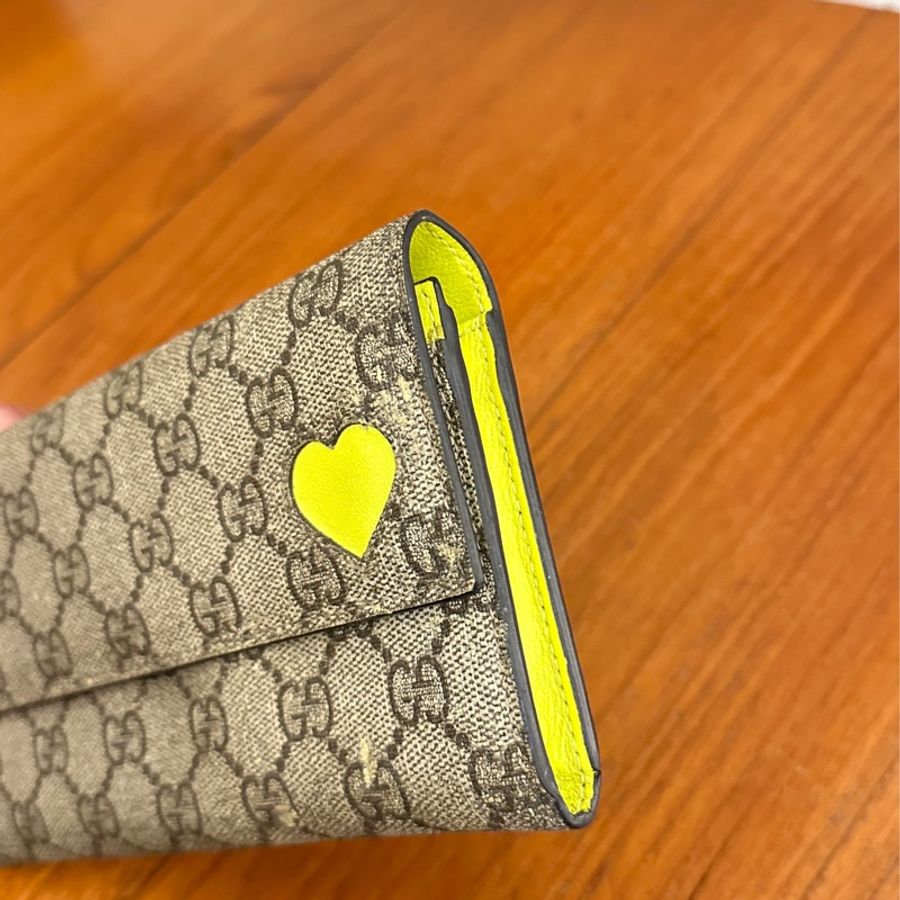 GUCCI 咖PVC內螢光黃釦式長夾-1