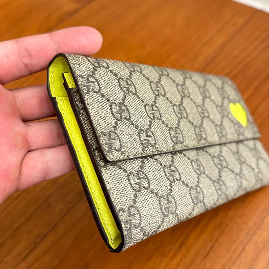 GUCCI 咖PVC內螢光黃釦式長夾-2