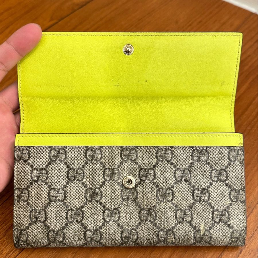 GUCCI 咖PVC內螢光黃釦式長夾-4