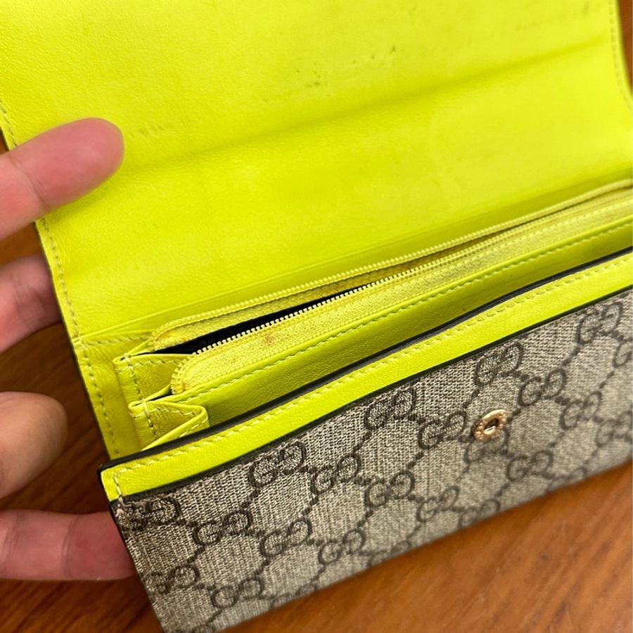 GUCCI 咖PVC內螢光黃釦式長夾-9