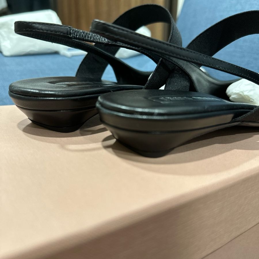 爆款miumiu尖頭後繫帶芭蕾平底鞋38-9