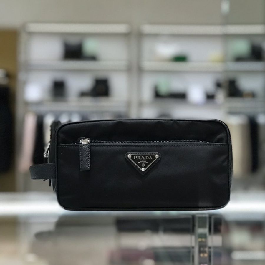 🌸2025春夏新品🌸Prada 2NA819 Re-Nylon 與 Saffiano 皮革手拿包/盥洗包 附腕帶/黑色-1