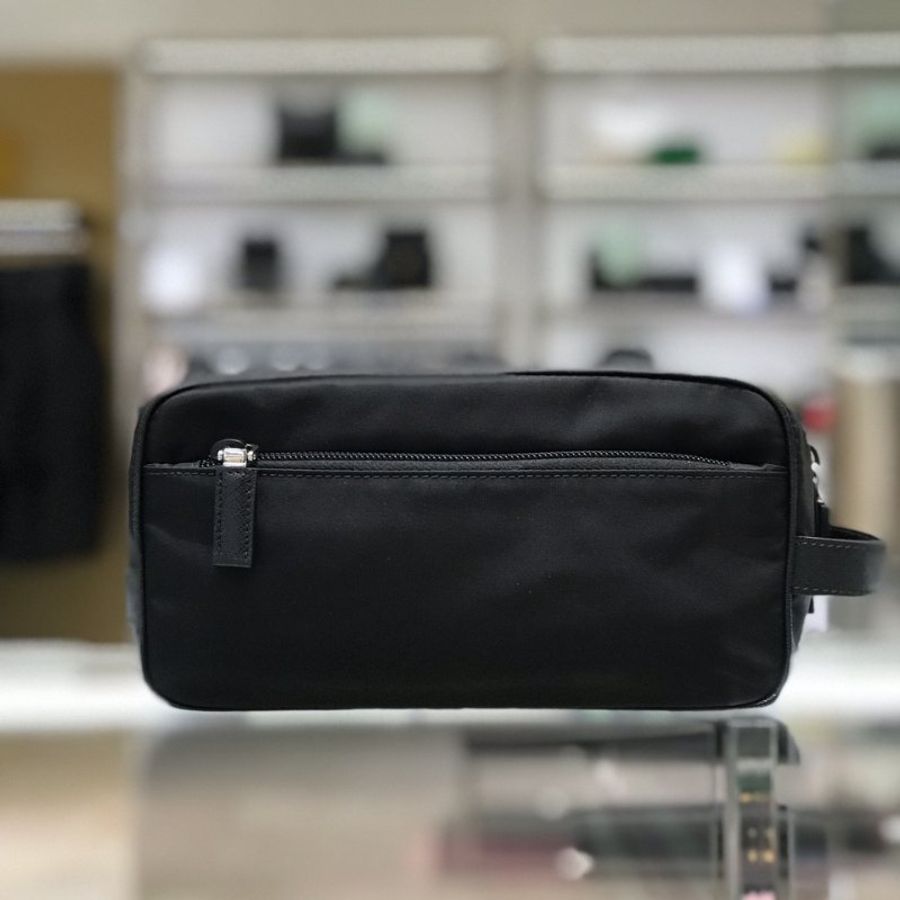 🌸2025春夏新品🌸Prada 2NA819 Re-Nylon 與 Saffiano 皮革手拿包/盥洗包 附腕帶/黑色-2
