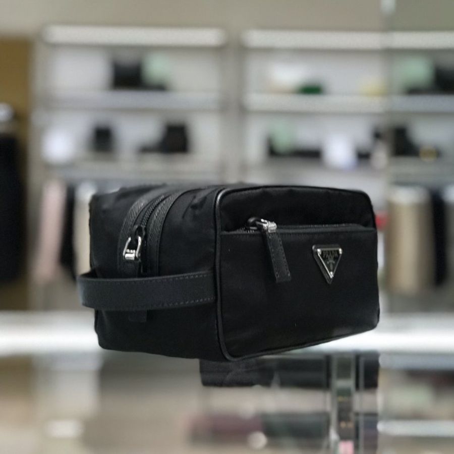 🌸2025春夏新品🌸Prada 2NA819 Re-Nylon 與 Saffiano 皮革手拿包/盥洗包 附腕帶/黑色-3