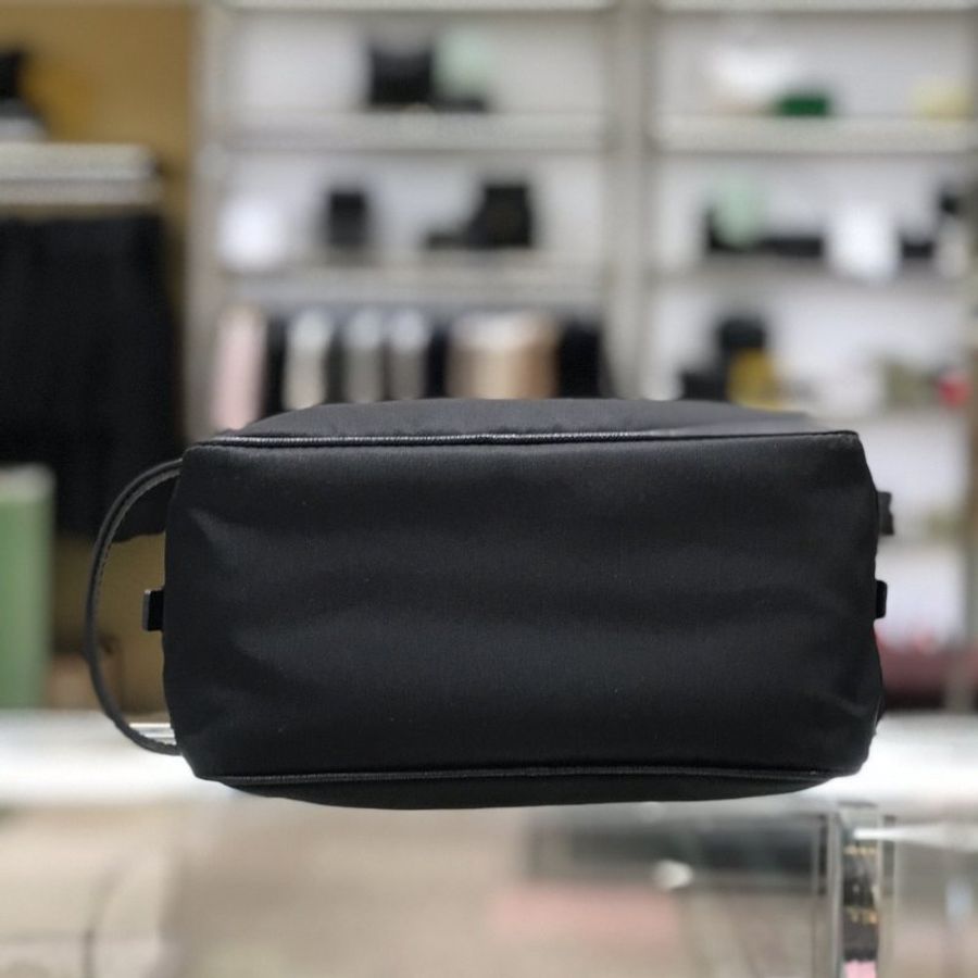 🌸2025春夏新品🌸Prada 2NA819 Re-Nylon 與 Saffiano 皮革手拿包/盥洗包 附腕帶/黑色-4