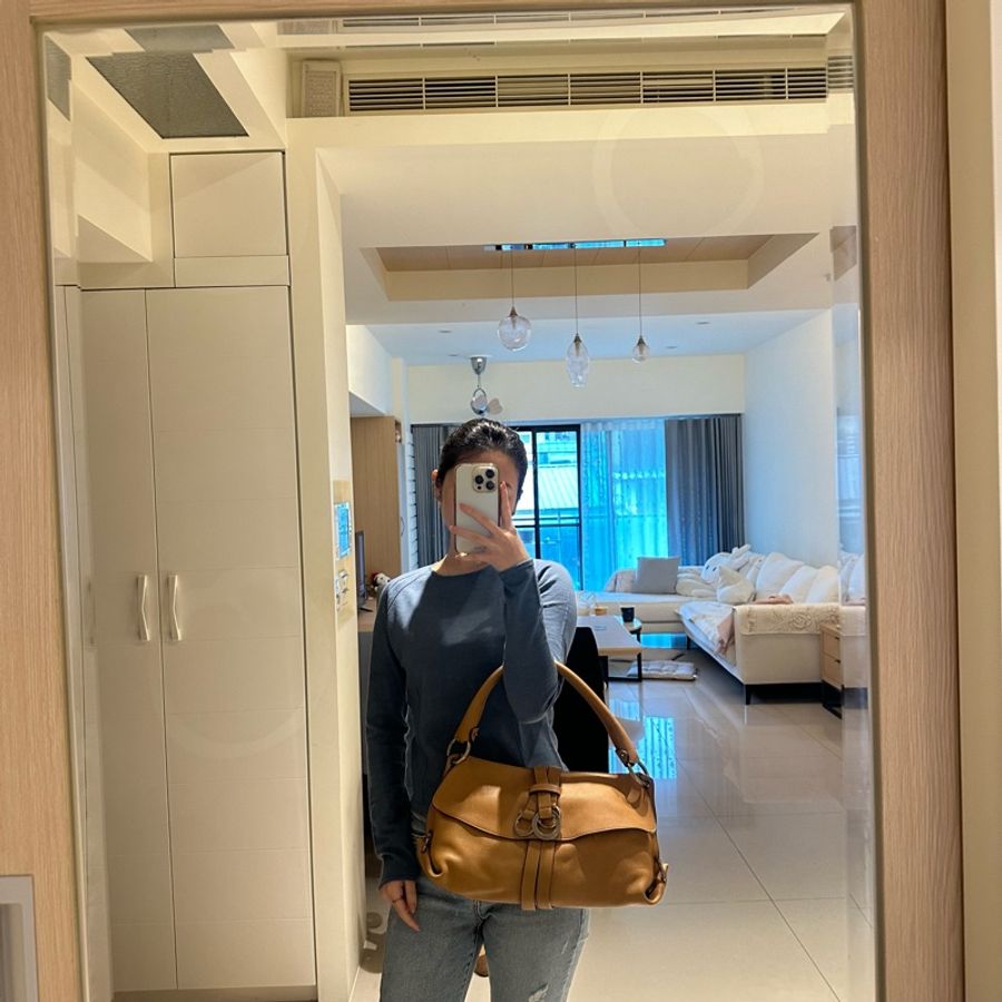 全新轉售 原價$65000左右 Salvatore Ferragamo 軟牛皮焦糖色 手提肩背 腋下包-0