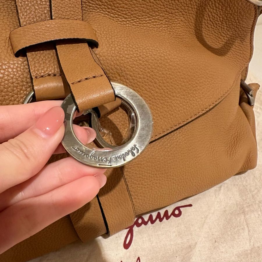 全新轉售 原價$65000左右 Salvatore Ferragamo 軟牛皮焦糖色 手提肩背 腋下包-4