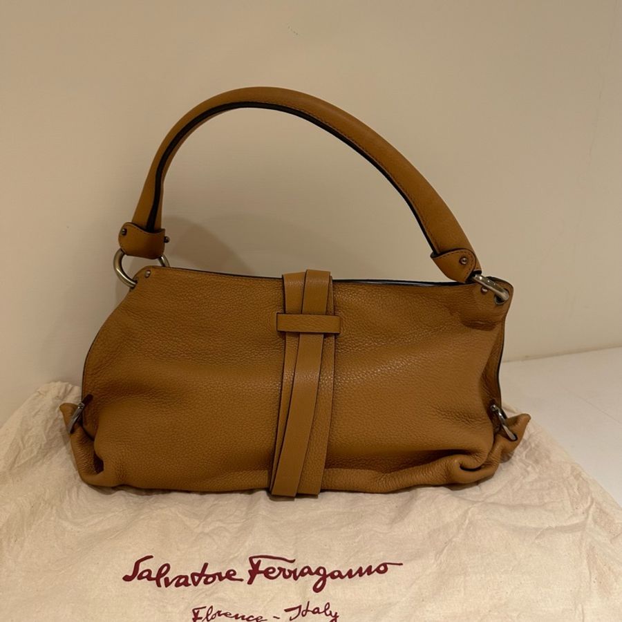 全新轉售 原價$65000左右 Salvatore Ferragamo 軟牛皮焦糖色 手提肩背 腋下包-6