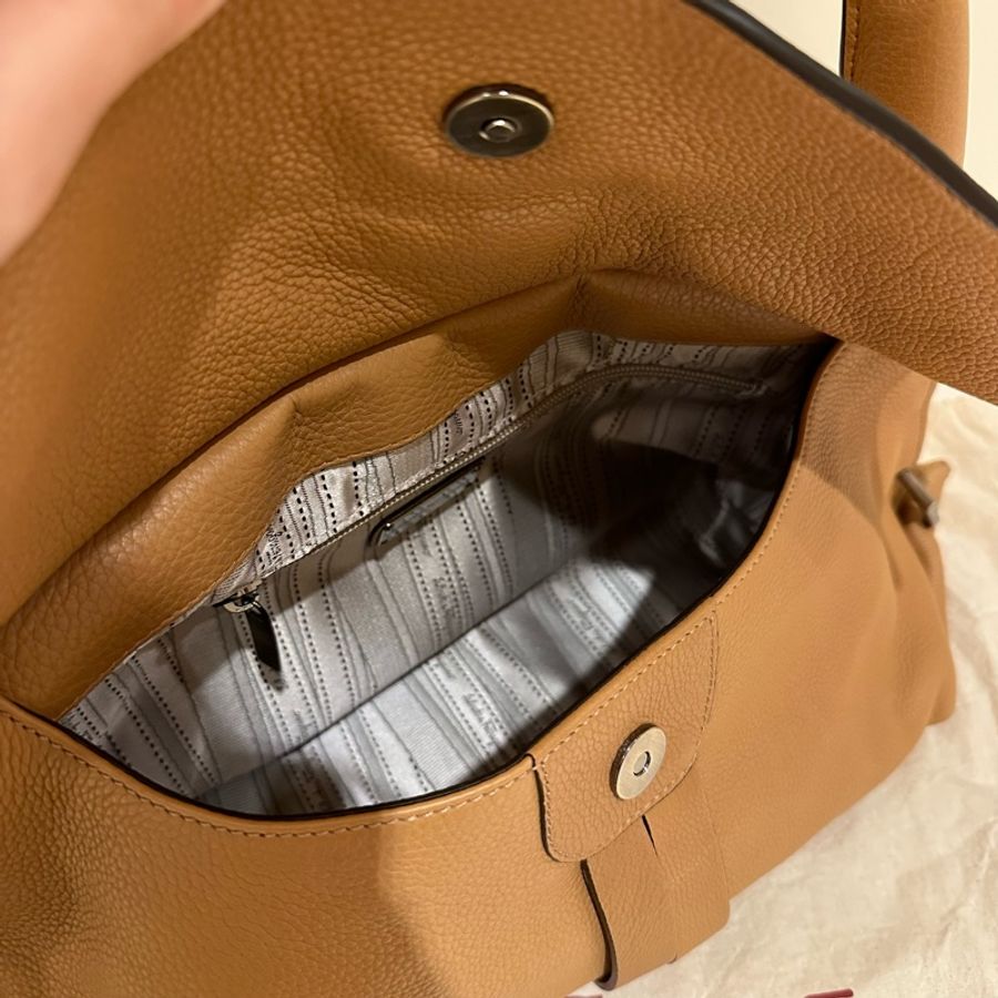 全新轉售 原價$65000左右 Salvatore Ferragamo 軟牛皮焦糖色 手提肩背 腋下包-8