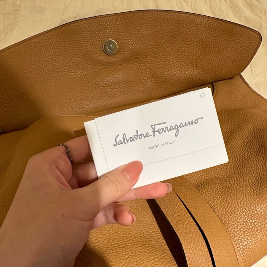 全新轉售 原價$65000左右 Salvatore Ferragamo 軟牛皮焦糖色 手提肩背 腋下包-11