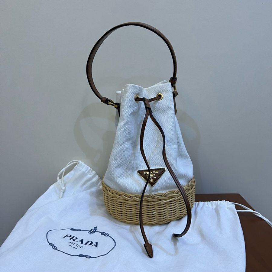 全新 Prada 白色草編水桶包-0