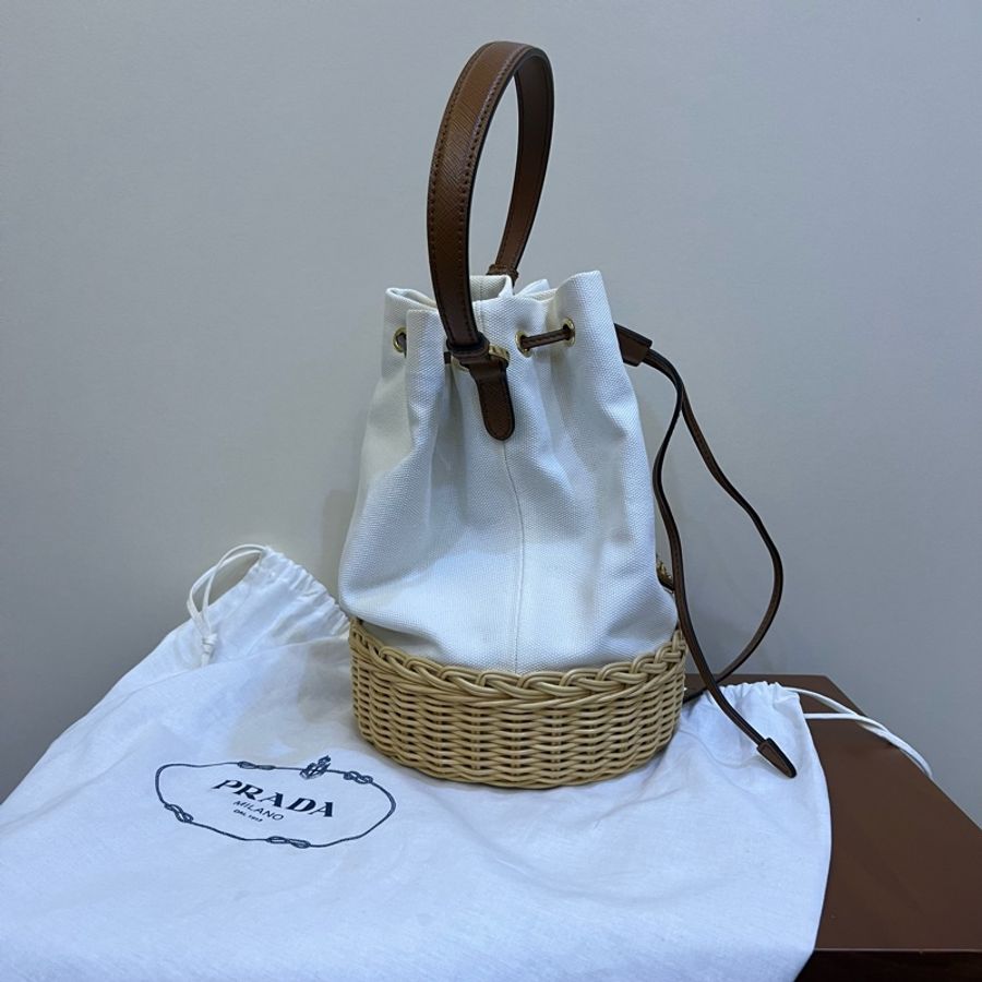全新 Prada 白色草編水桶包-1