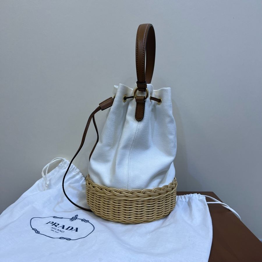 全新 Prada 白色草編水桶包-7