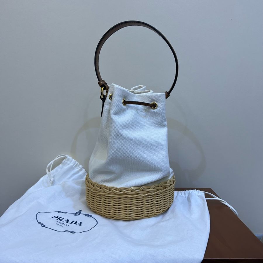 全新 Prada 白色草編水桶包-8