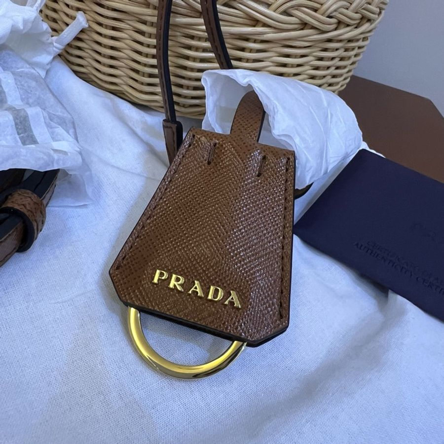全新 Prada 白色草編水桶包-17
