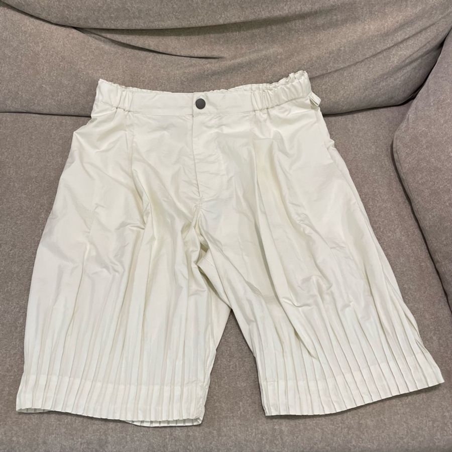 Homme Plisse cascade秀上款 白色 短褲 FF279-4