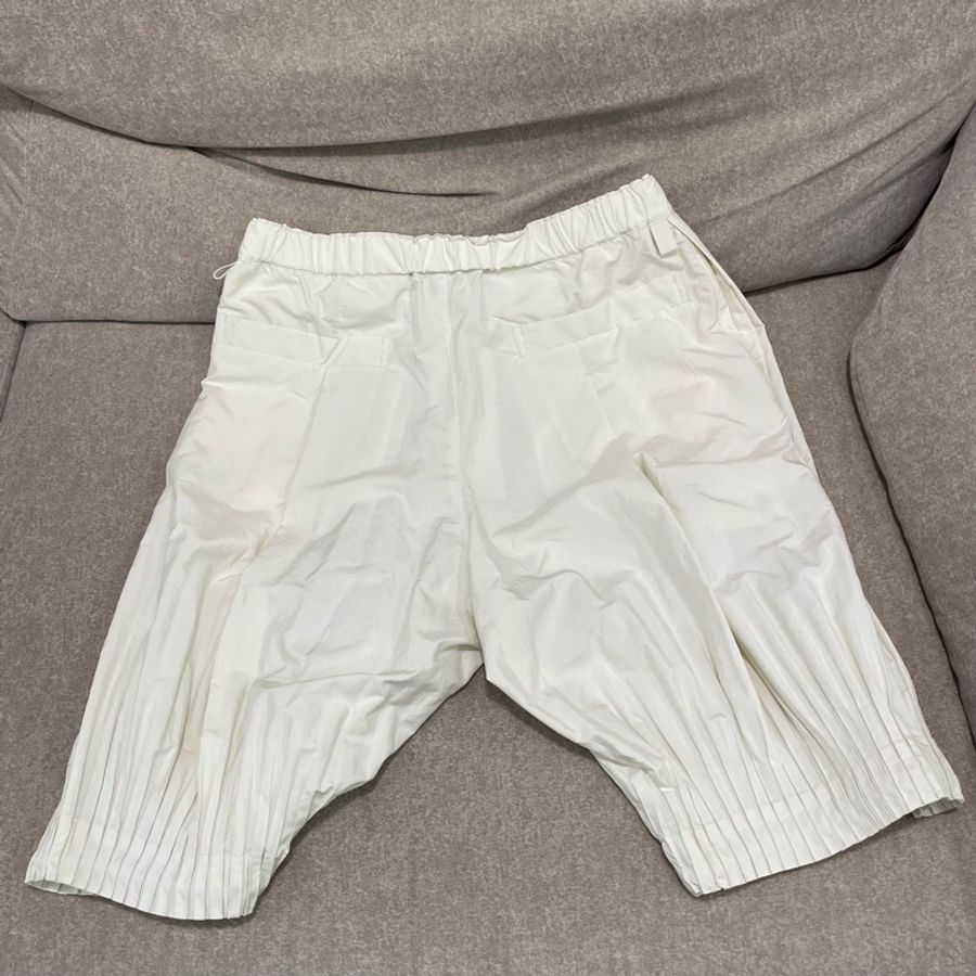 Homme Plisse cascade秀上款 白色 短褲 FF279-6