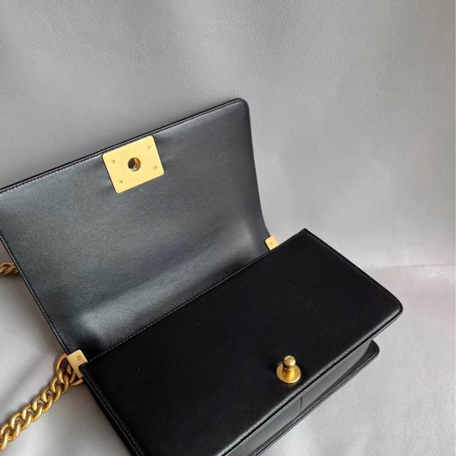 全新芯片款!!! CHANEL經典保值 Boy25 超難買的黑金款!-2