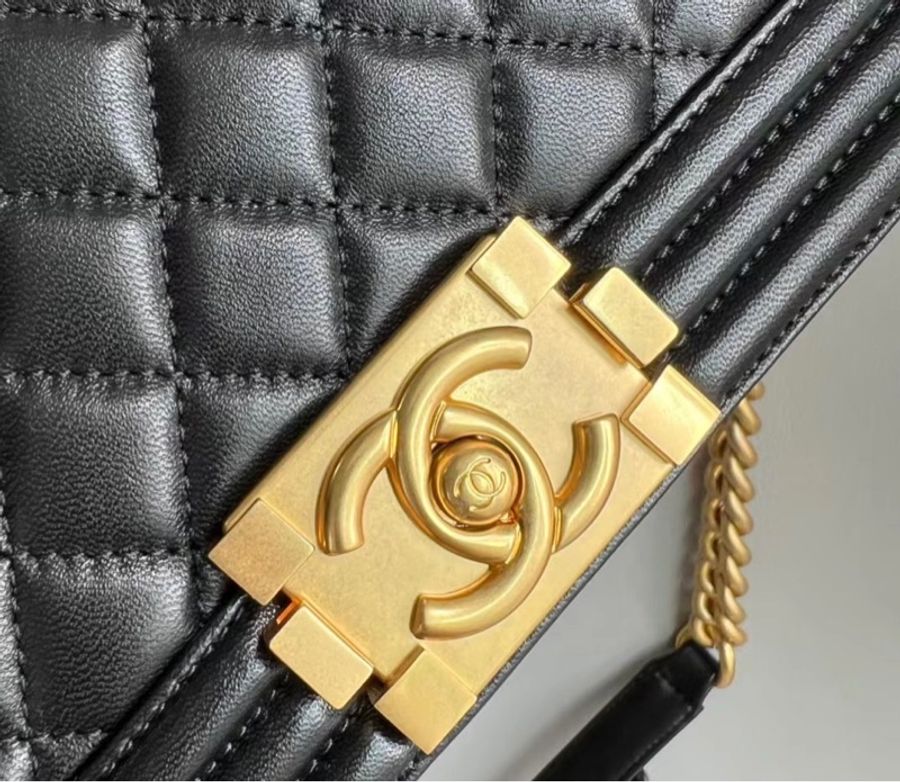 全新芯片款!!! CHANEL經典保值 Boy25 超難買的黑金款!-6