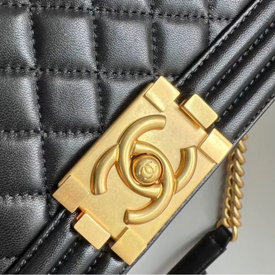 全新芯片款!!! CHANEL經典保值 Boy25 超難買的黑金款!-13