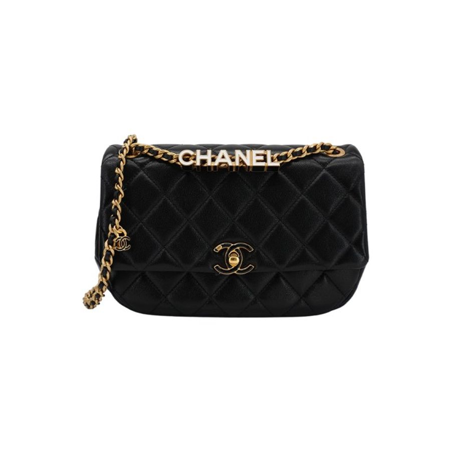 Chanel 琺瑯logo皮穿鍊羊皮斜背口蓋包(AS4740-黑)-3