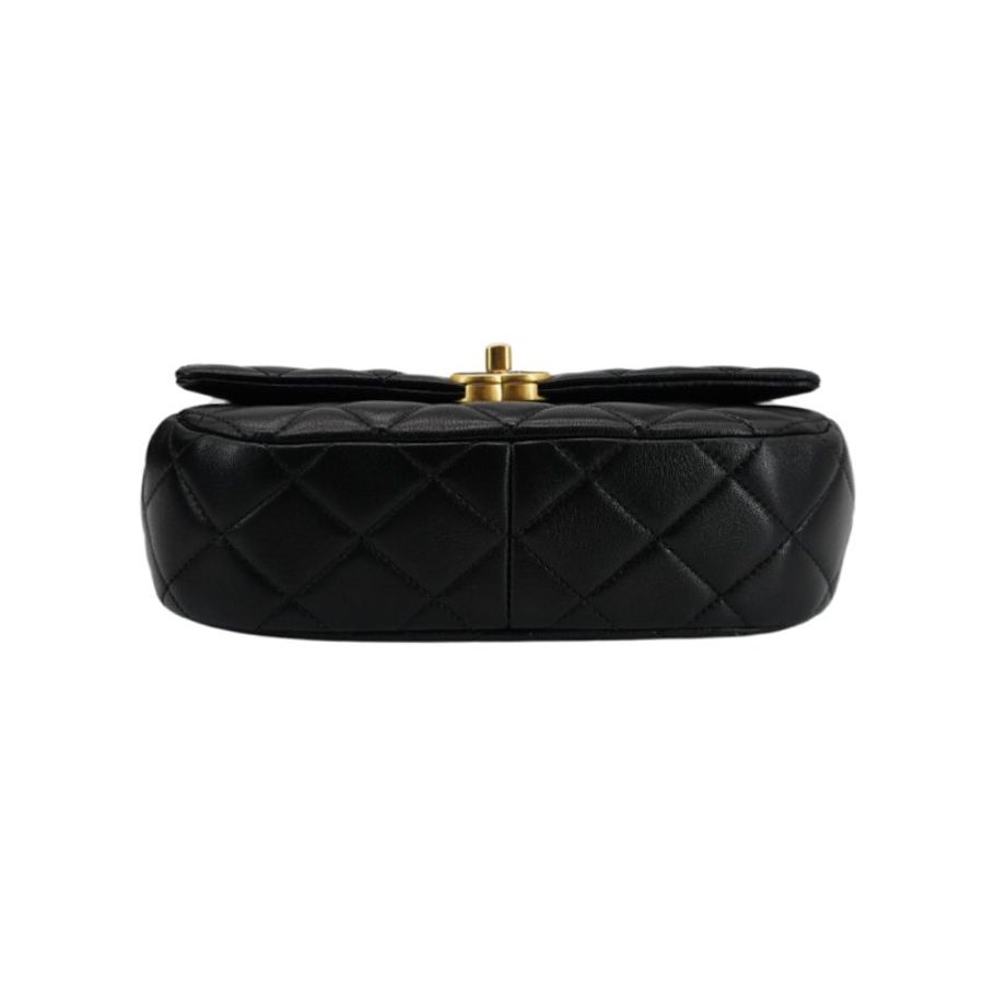 Chanel 琺瑯logo皮穿鍊羊皮斜背口蓋包(AS4740-黑)-6