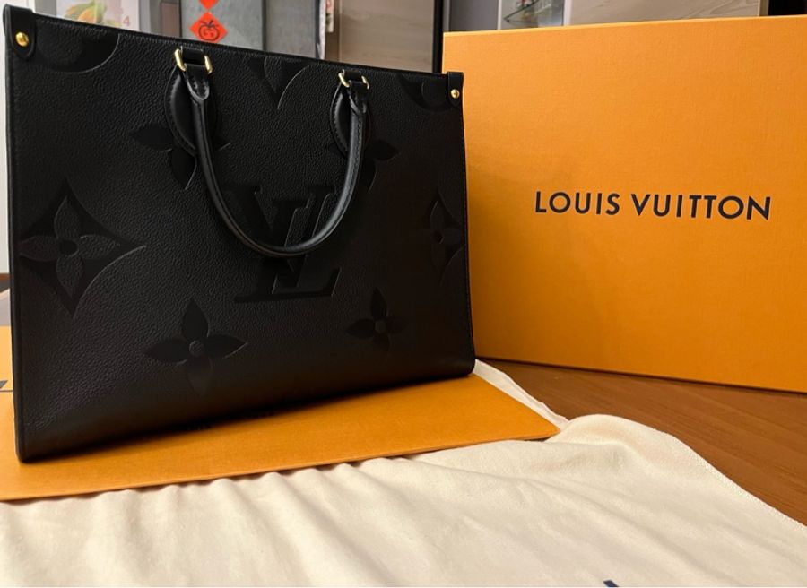 LV近新品,全配!OnTheGo MM中型LV 肩背、手挽、手提多功能托特包|經典黑色Monogram Empreinte壓花皮革|筆電上班通勤-11