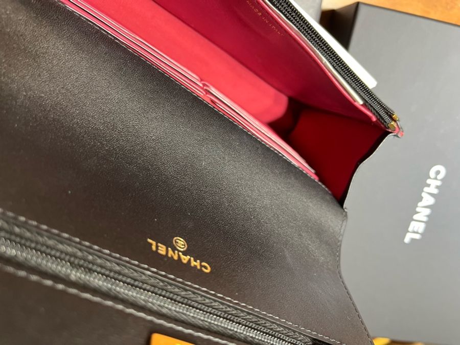 稀有黑金絕美山茶花調節扣小香釋出!2023台北專櫃購入全配保存超好|CHANEL 香奈兒 經典雙C LOGO菱格紋小羊皮WOC斜背肩背兩用包-24
