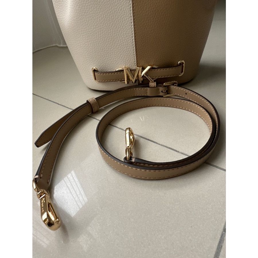 MK Michael Kors 奶茶色 白色 荔枝紋卯釘雙色水桶包 斜背手拿兩用包-1