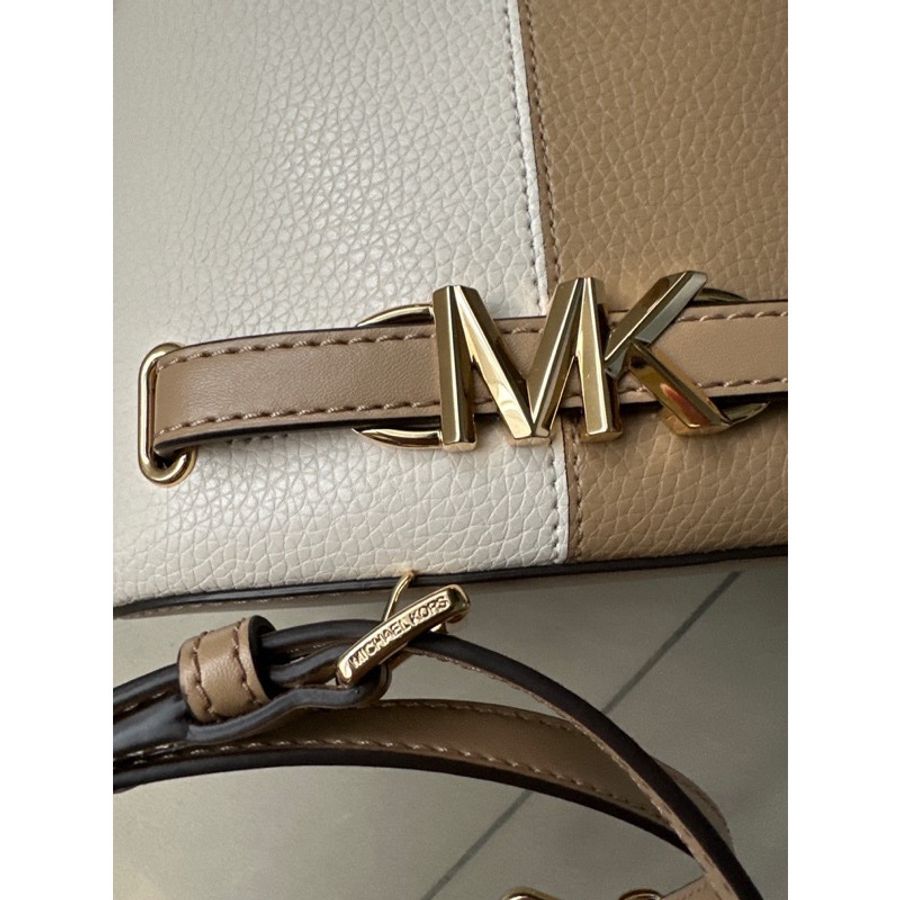 MK Michael Kors 奶茶色 白色 荔枝紋卯釘雙色水桶包 斜背手拿兩用包-8