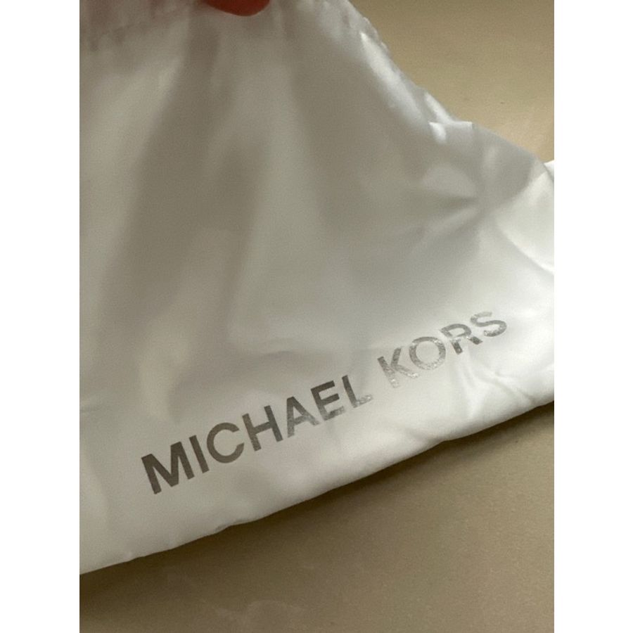 MK Michael Kors 奶茶色 白色 荔枝紋卯釘雙色水桶包 斜背手拿兩用包-12