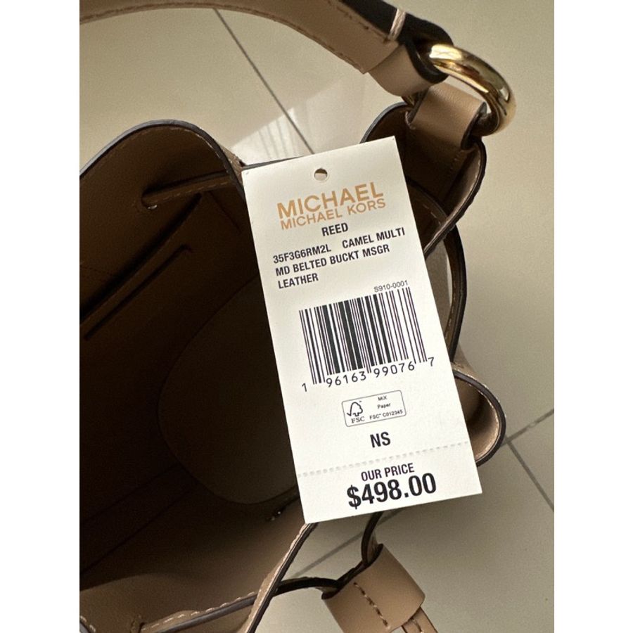 MK Michael Kors 奶茶色 白色 荔枝紋卯釘雙色水桶包 斜背手拿兩用包-14