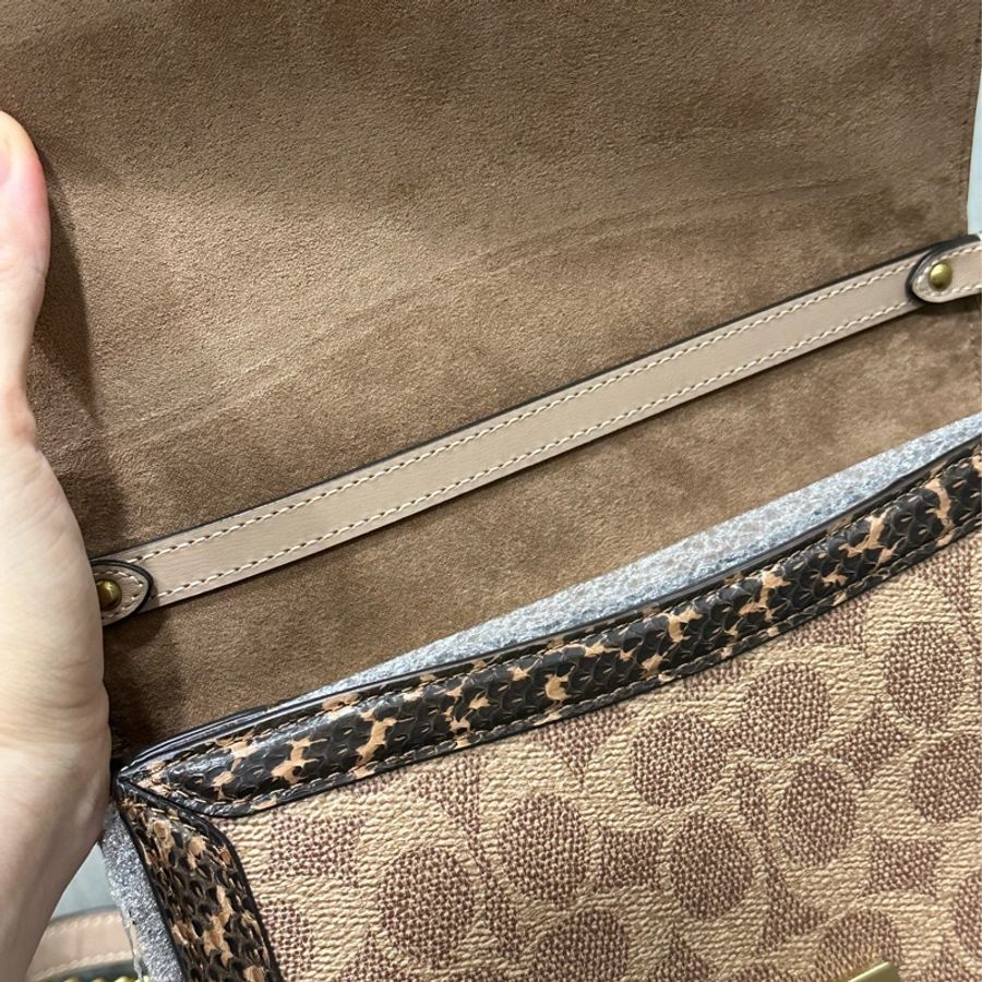 COACH HUTTON經典 SIGNATURE塗層帆布印花與蛇皮細節拼接肩揹包-8